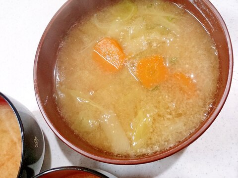 キャベツと人参と玉ねぎの味噌汁(圧力鍋)
